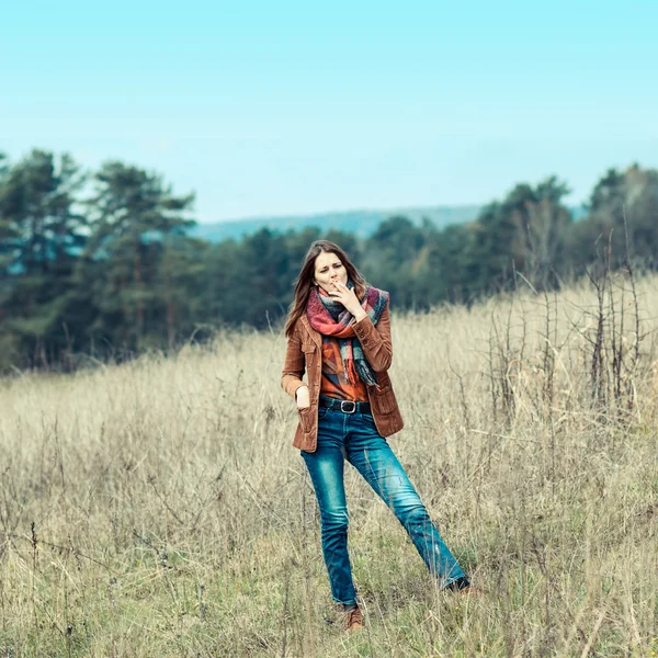 Hipster girl smoking outdoors — Stock Photo, Image