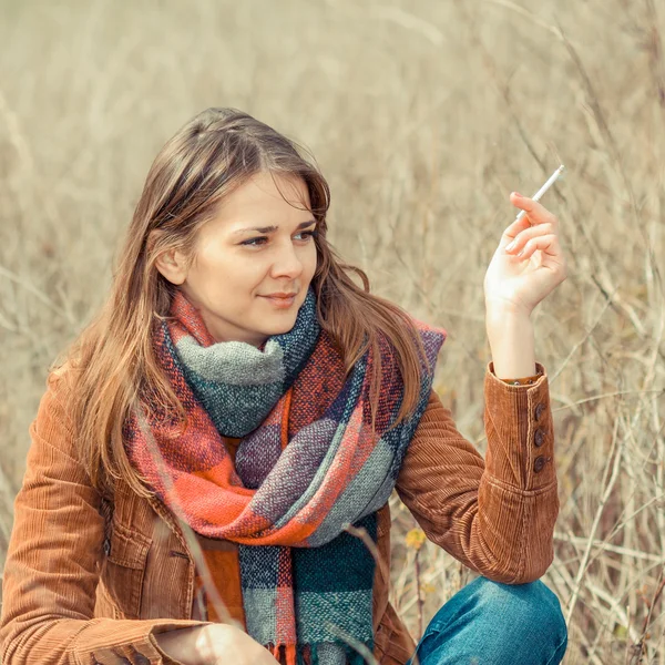 Hipster flicka rökning utomhus — Stockfoto