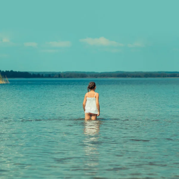 Teenager Mädchen im Wasser — Stockfoto