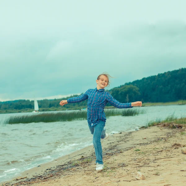 Tonåring flicka hoppar på stranden — Stockfoto