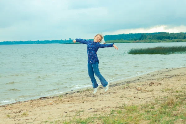 Teen dívka skákání na pláži — Stock fotografie