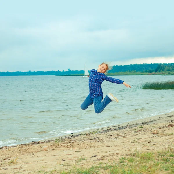 Teen dívka skákání na pláži — Stock fotografie