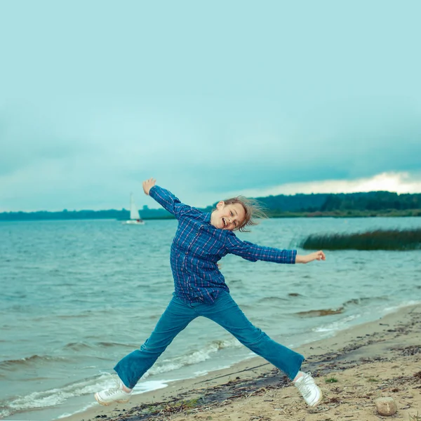 Teenager Mädchen springen am Strand — Stockfoto