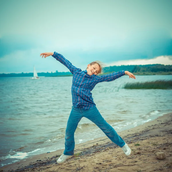 Tonåring flicka hoppar på stranden — Stockfoto