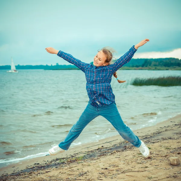 Teen ragazza jumping su il spiaggia — Foto Stock