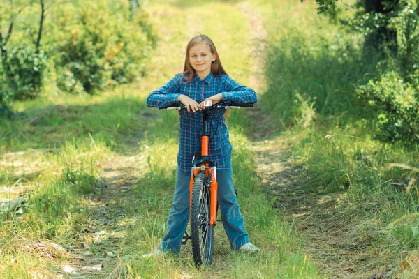 十几岁的女孩与自行车 — 图库照片