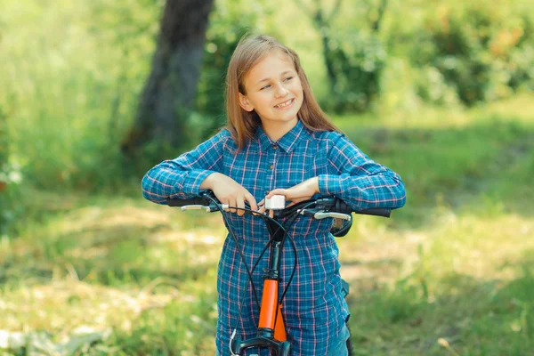 Ragazza adolescente con bicicletta — Foto Stock