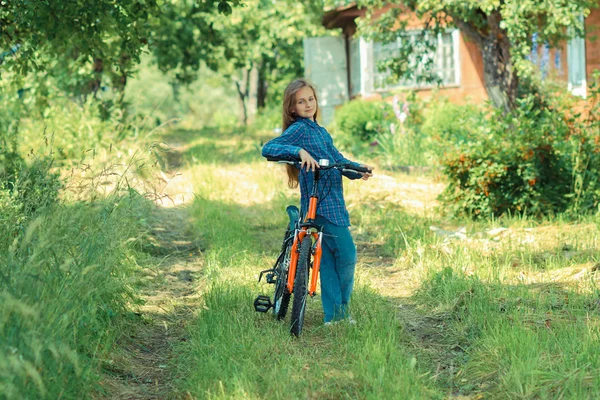 Menina adolescente com bicicleta — Fotografia de Stock