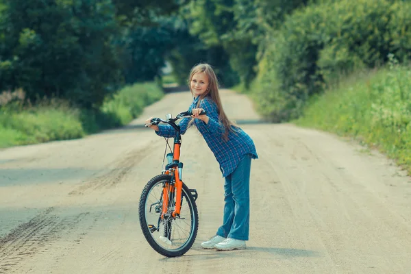 Bisiklet ile genç kız — Stok fotoğraf