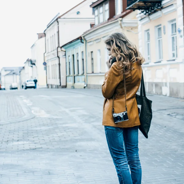 Krásná dívka s starý fotoaparát — Stock fotografie