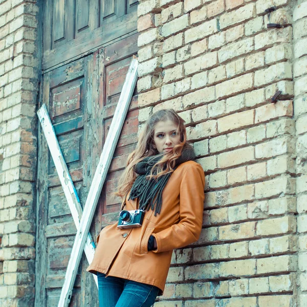 Bella ragazza con una vecchia macchina fotografica — Foto Stock