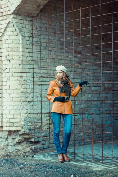 Bella ragazza con una vecchia macchina fotografica — Foto Stock