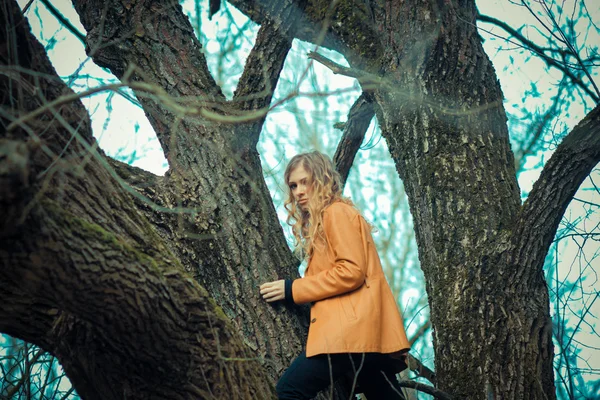 Beautiful girl posing in spring park — Stock Photo, Image