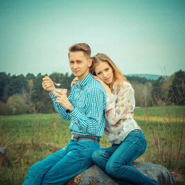 Jovem casal comer sorvete — Fotografia de Stock