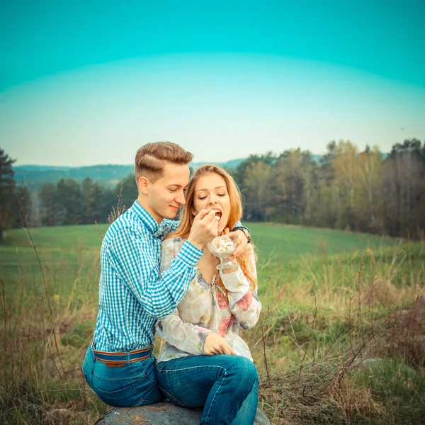 Jovem casal comer sorvete — Fotografia de Stock