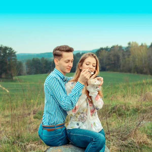 Jovem casal comer sorvete — Fotografia de Stock