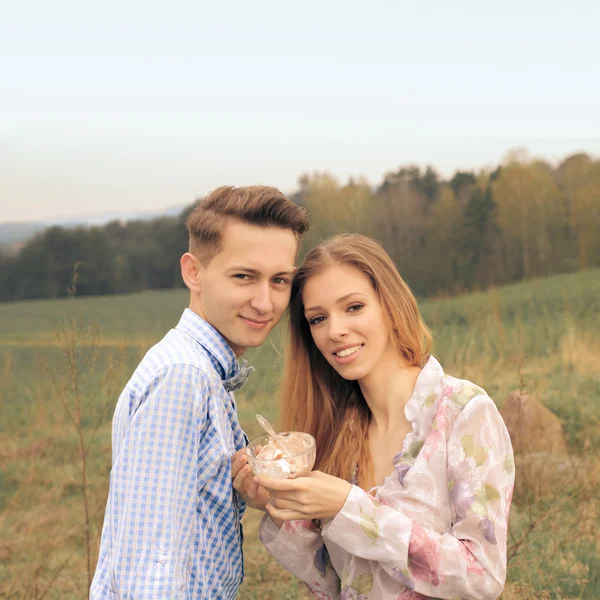 Young couple eating ice cream — Stock Photo, Image