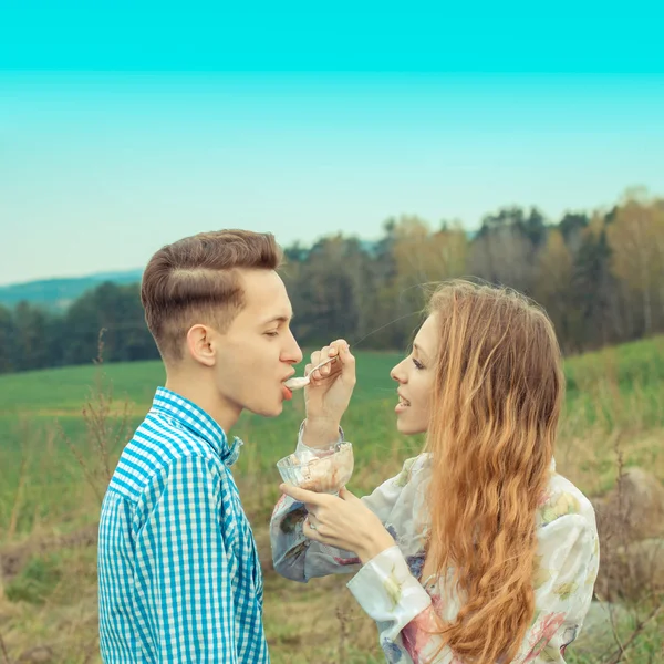 Young couple eating ice cream — Stock Photo, Image