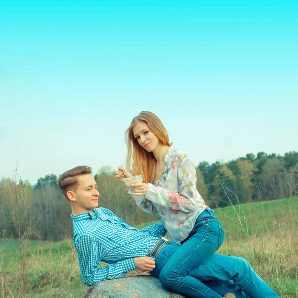 Jovem casal comer sorvete — Fotografia de Stock