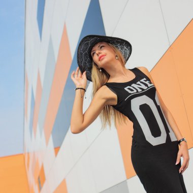 Siyah elbiseli hippi kız