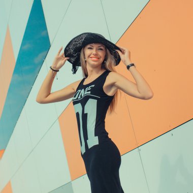 Siyah elbiseli hippi kız