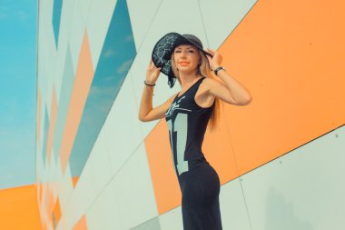 Siyah elbiseli hippi kız