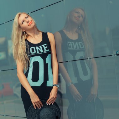 Siyah elbiseli hippi kız