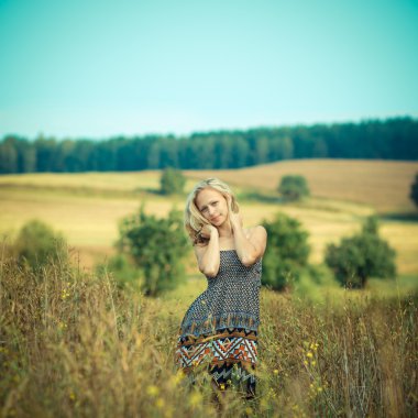 kadın alana yürür.