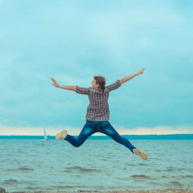 Sahilde atlayan kız.