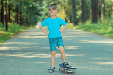 kaykay ile küçük çocuk