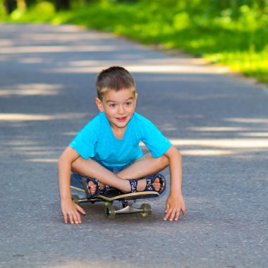 kaykay ile küçük çocuk