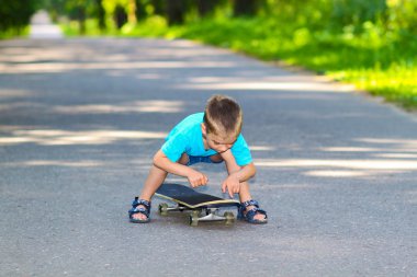 Çocuk kaykay ile eğleniyor