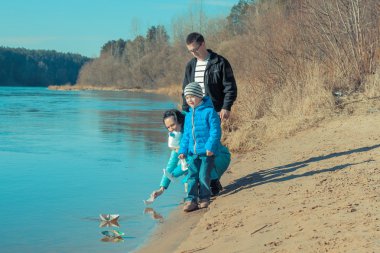 Aile kağıt el sanatları itiraf ediyor.