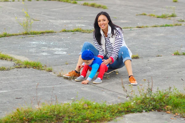 Madre e figlio su uno skateboard — Foto Stock