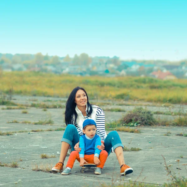 Madre e hijo en un monopatín — Foto de Stock