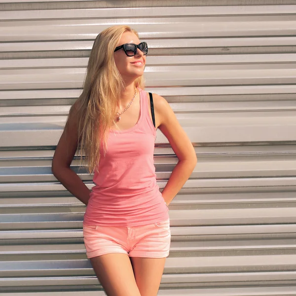Lustiges Mädchen mit Sonnenbrille posiert — Stockfoto
