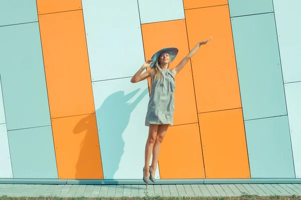 Menina em um vestido brilhante e um longo chapéu oco — Fotografia de Stock