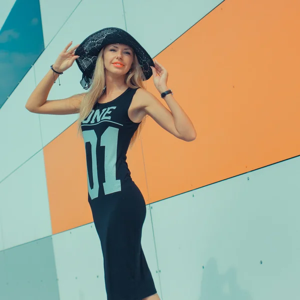Hipster Mädchen im schwarzen Kleid — Stockfoto