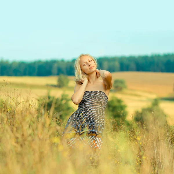 フィールドを歩く女性. — ストック写真