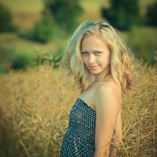 Žena chodí v poli. — Stock fotografie