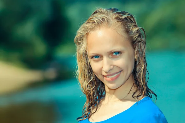 Alegre agradável menina loira — Fotografia de Stock