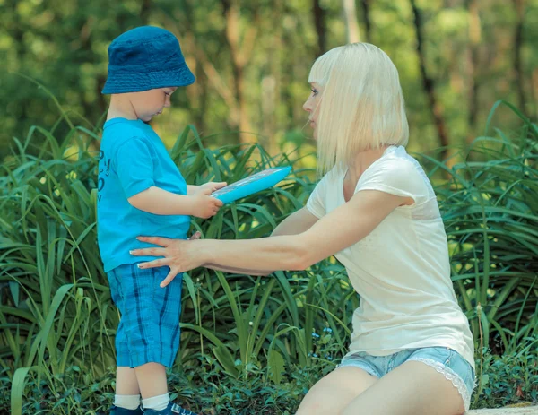 Maman et petit fils grimpant — Photo