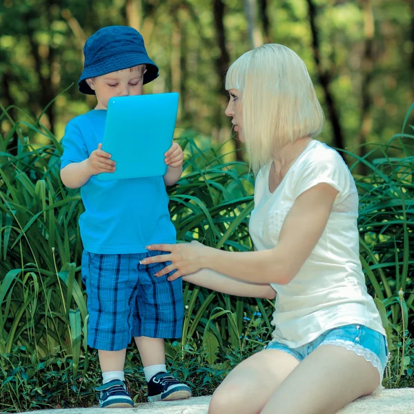 Kleine jongen met Tablet PC- en moeder — Stockfoto