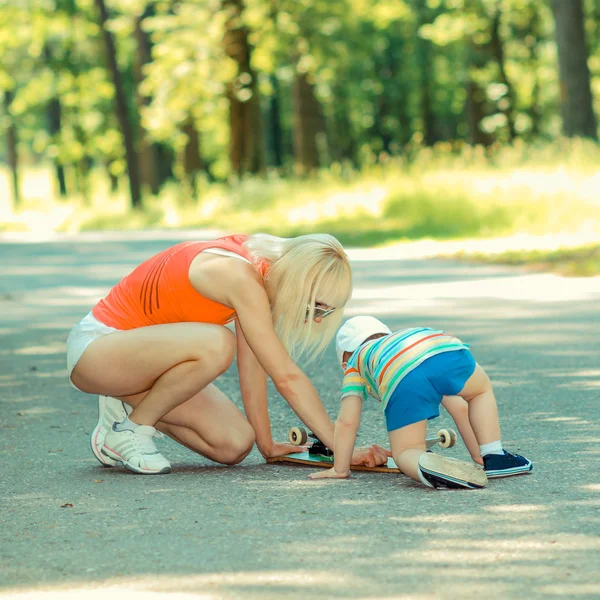 Ragazzo con madre riparazione bordo — Foto Stock