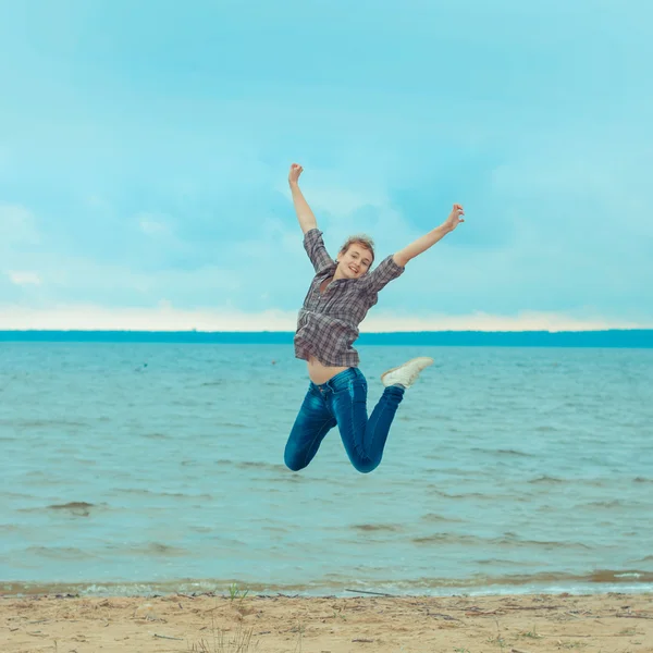 Mädchen springt am Strand — Stockfoto