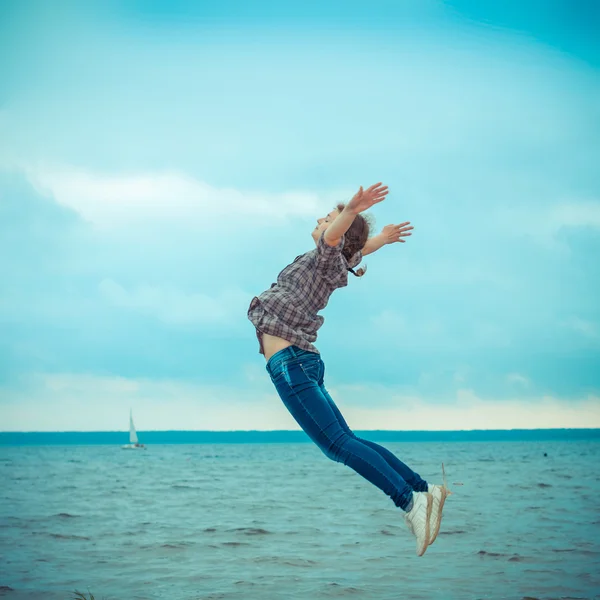 Mädchen springt am Strand — Stockfoto