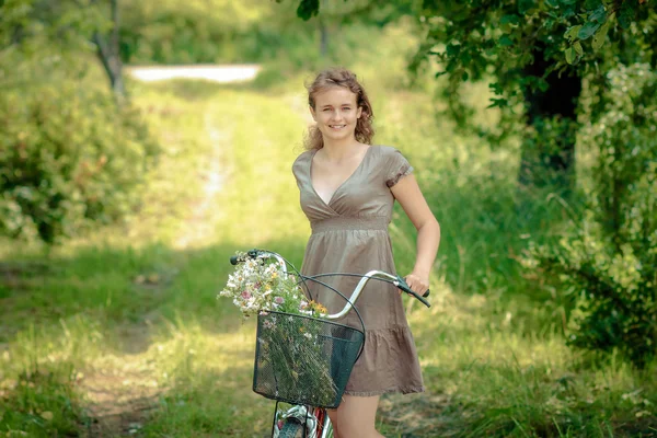 Hipster flicka och cykel — Stockfoto