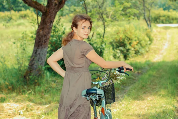 Хипстерская девушка и велосипед — стоковое фото