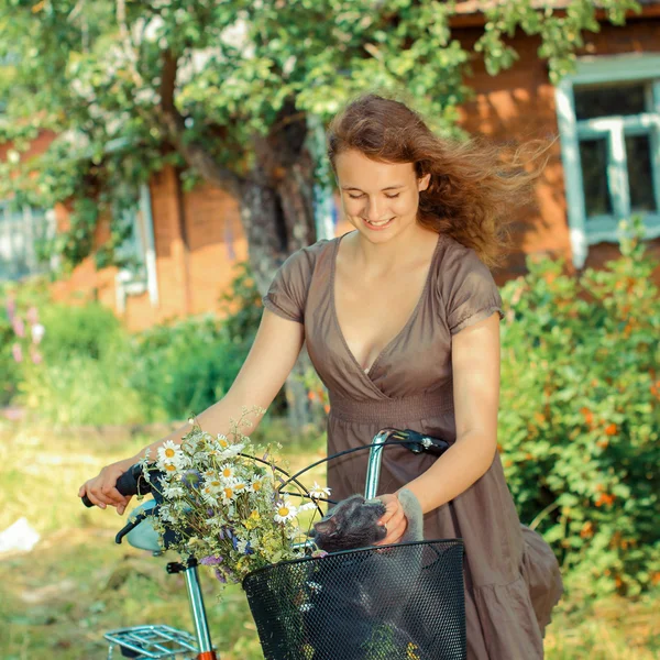 Hipster flicka och cykel — Stockfoto