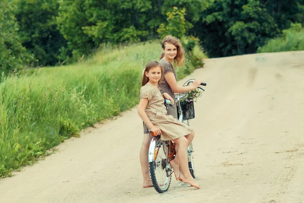 Hipster flickorna på cykel — Stockfoto